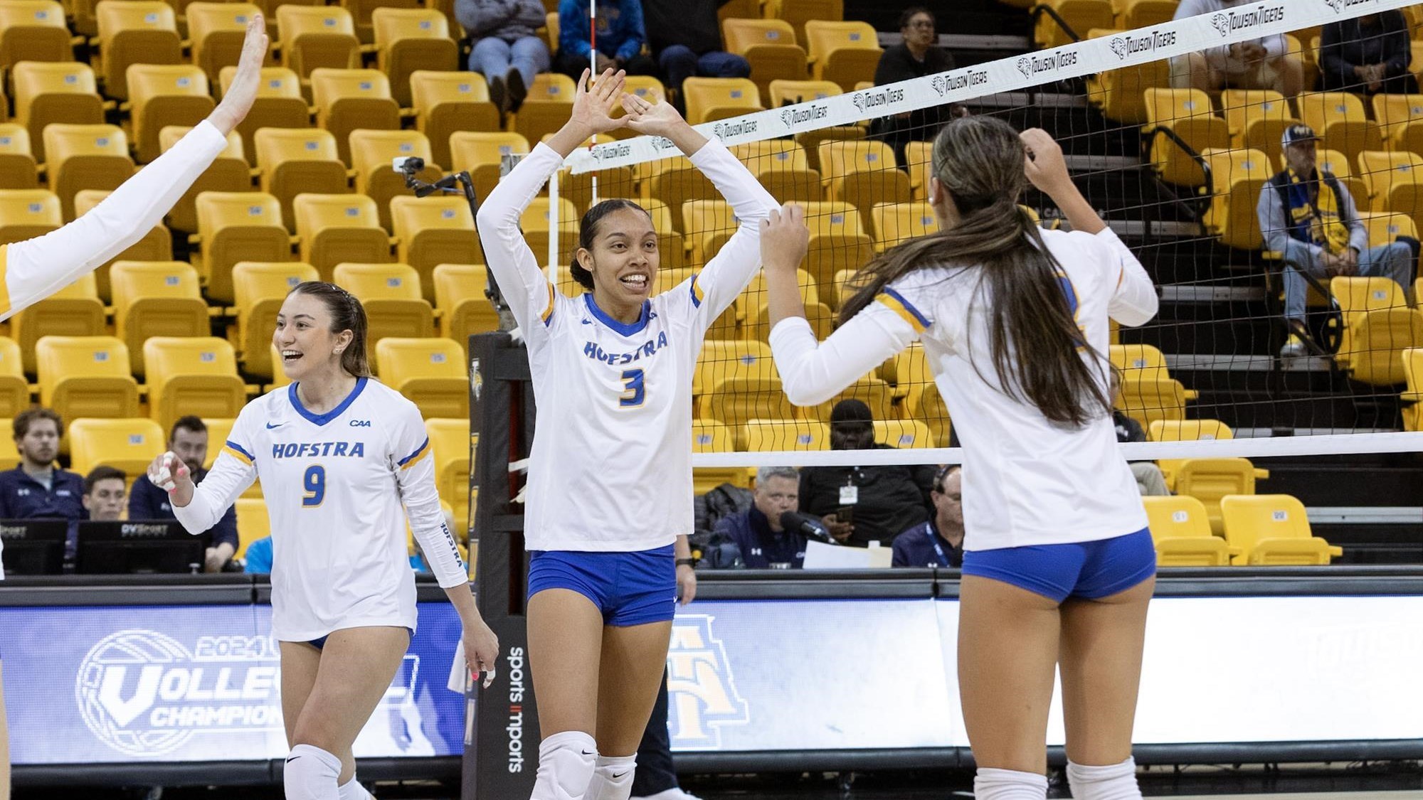 No. 4 Hofstra Moves on to CAA Volleyball Semifinals
