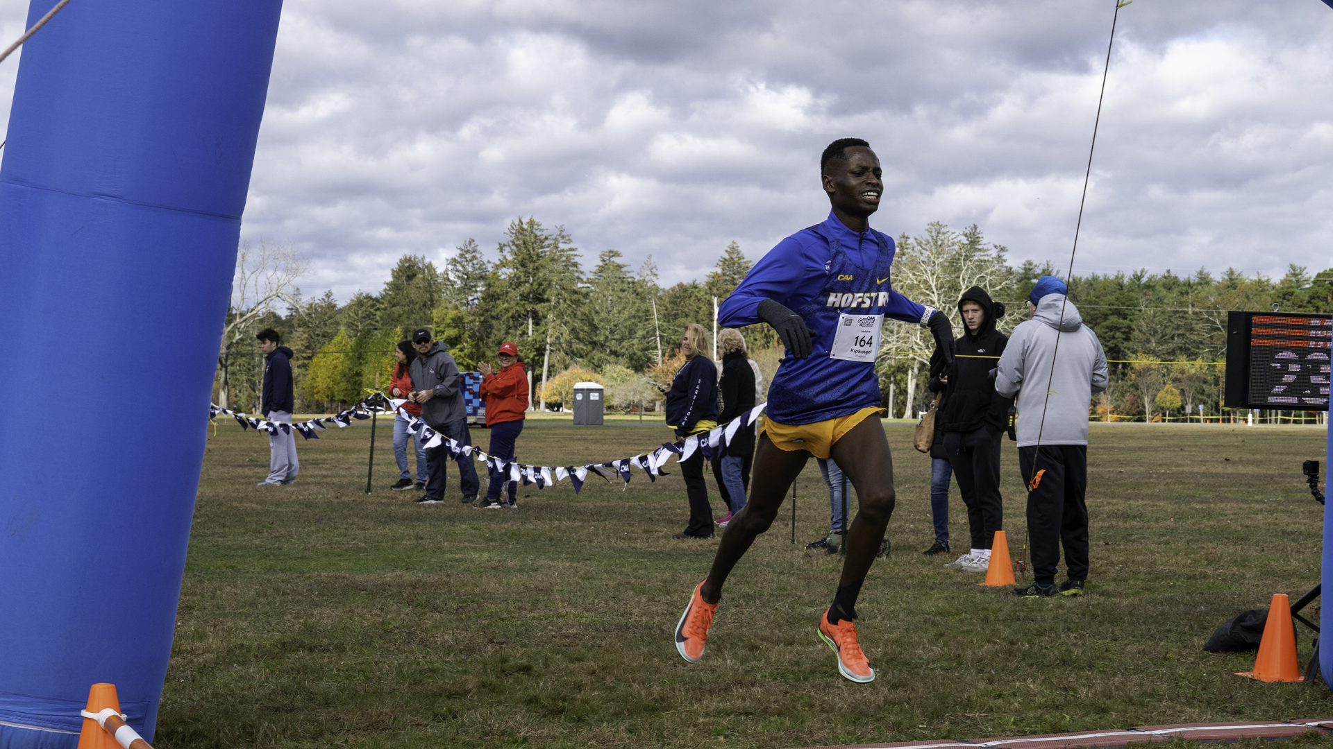 Hofstra's Kipkosgei Captures Men's NCAA Cross Country Northeast Regional Title, Earns NCAA Championship Berth